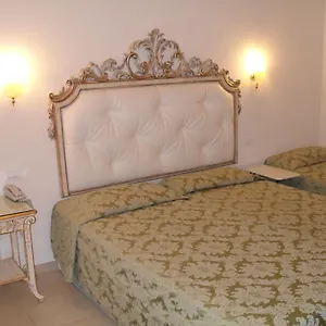 Guest house Residenza Due Torri Check In Presso Vicolo Cattani 7 ***